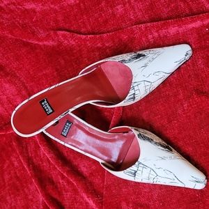 NWOT Costa Blanca White & Black beautiful slides